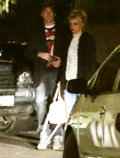 Бритни Спирс и Дэвид после праздничного ужина 14 февраля
