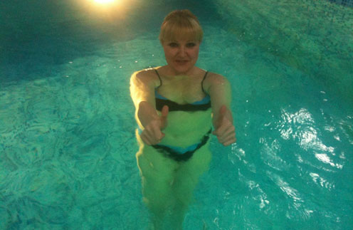 Солистка группы «Мираж» Маргарита Суханкина плавает в собственном бассейне