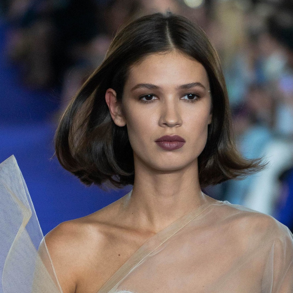 Виниловая помада и еще 3 модных тренда в макияже губ на осень 2022 💄