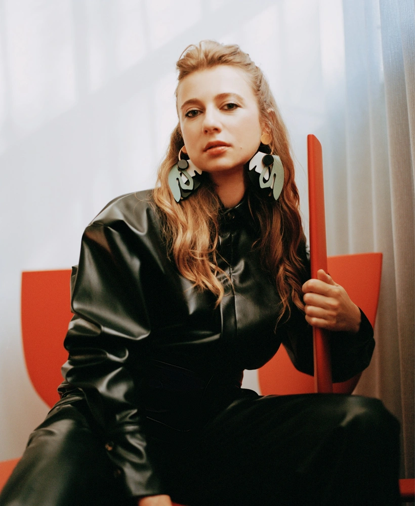 Кристина Краснянская, основательница галереи «Эритаж». Скамейка, серия Babushka, дизайн Ольги Энгель, дерево, 2020. | Источник: ЕВГЕНИЙ ШИШКИН. СТИЛЬ: ВИКТОРИЯ ГОГ. ПРИЧЕСКА И МАКИЯЖ: ЮЛИЯ ПАНТЮХИНА