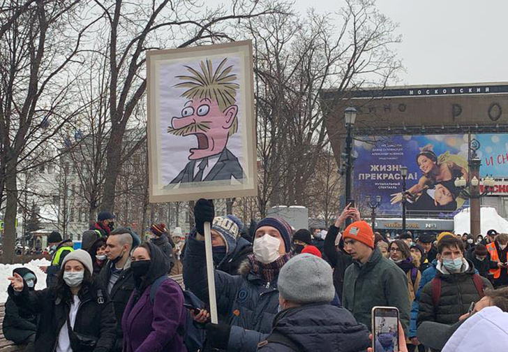 Фото №1 - Снежки, печеньки, хороводы и избиения: как в России прошли митинги в поддержку Навального