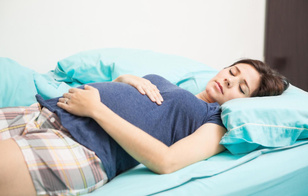 Почему беременным на самом деле нельзя спать на спине — ответ вас удивит