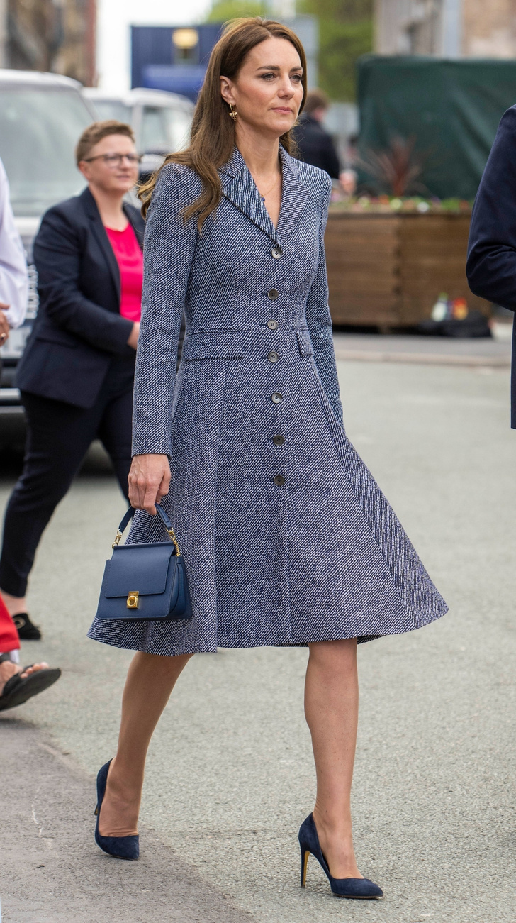 В своем репертуаре: Кейт Миддлтон и неизменное платье-пальто, которое отлично смотрится в межсезонье