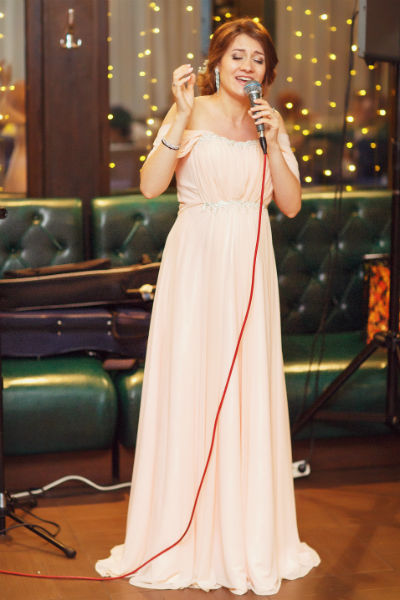 В тот вечер Алиса Игнатьева выступила для гостей с любимыми песнями