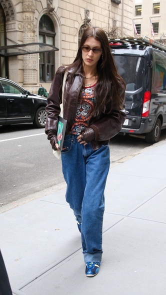 Самый модный бомбер сезона: Белла Хадид в базовой куртке, которая станет хитом лета