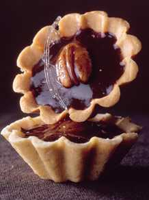 Тарталетки с орехами пекан и глазурью из черного шоколада
