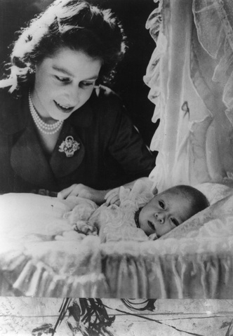 Маленький принц Чарльз: суровое детство будущего короля Карла