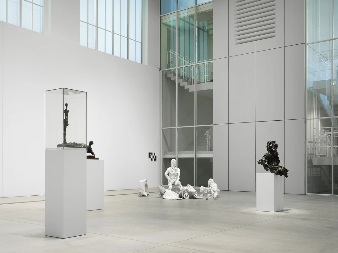 Вид экспозиции выставки «Настройки-2». Дом культуры «ГЭС-2», Москва. 2022. В витрине — скульптура Альберто Джакометти «Стоящая женщина», 1957). Фонд V–A–C. | Источник: Дмитрий Чебаненко