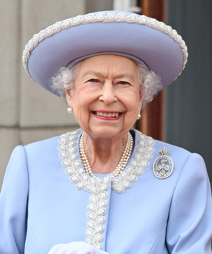 Событие века: Елизавета II и вся королевская семья на балконе Букингемского дворца принимают парад