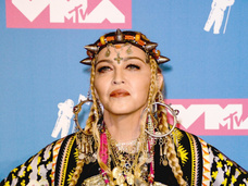 Облепилась куклами-младенцами и крутит «отреставрированным» телом: Мадонна снова приводит публику в шок
