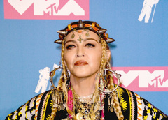 Облепилась куклами-младенцами и крутит «отреставрированным» телом: Мадонна снова приводит публику в шок