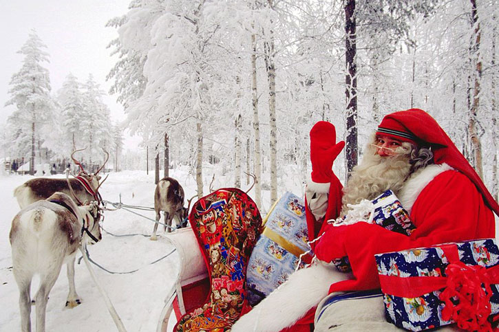 Дед Мороз едет в санях