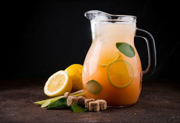 Для борьбы с жаждой домашний лимонад - самый лучший вариант