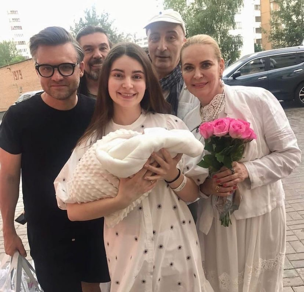 Дочь Алены Яковлевой выписали из роддома – фото
