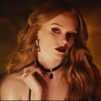 Секси вампирша: Эбигейл Коуэн показала стильный макияж с темной помадой и стрелками