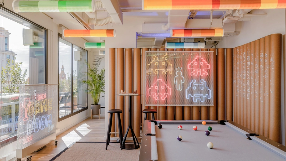 Яркий офис Xcelirate в Барселоне | Источник: Lagranja Design