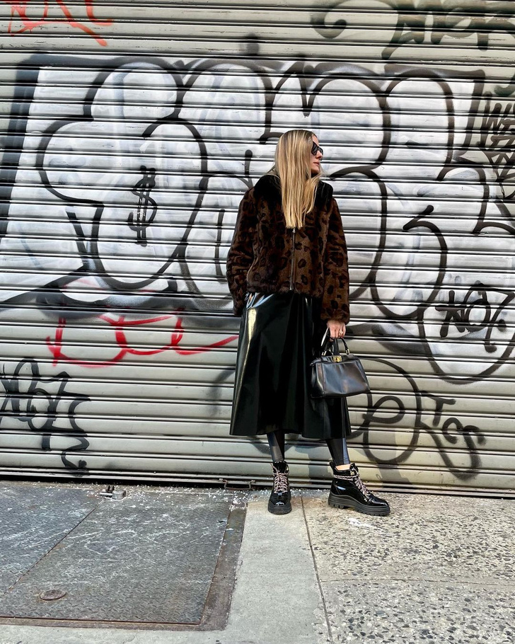 Виниловая юбка + леопардовая шубка: эффектный образ Оливии Палермо