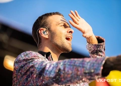 Блестящий пиджак Макса Барских, шутки про Бузову и Мота: как прошел VK Fest 5