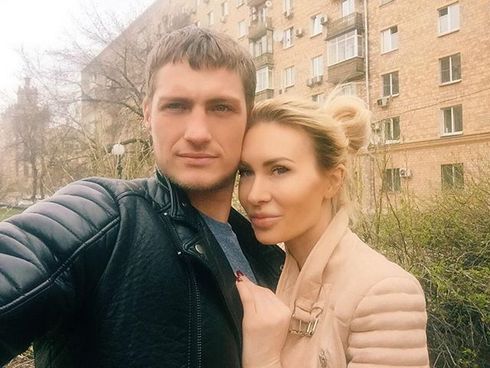 Александр Задойнов и Элина Камирен покинули "Дом-2" в декабре 2015 года