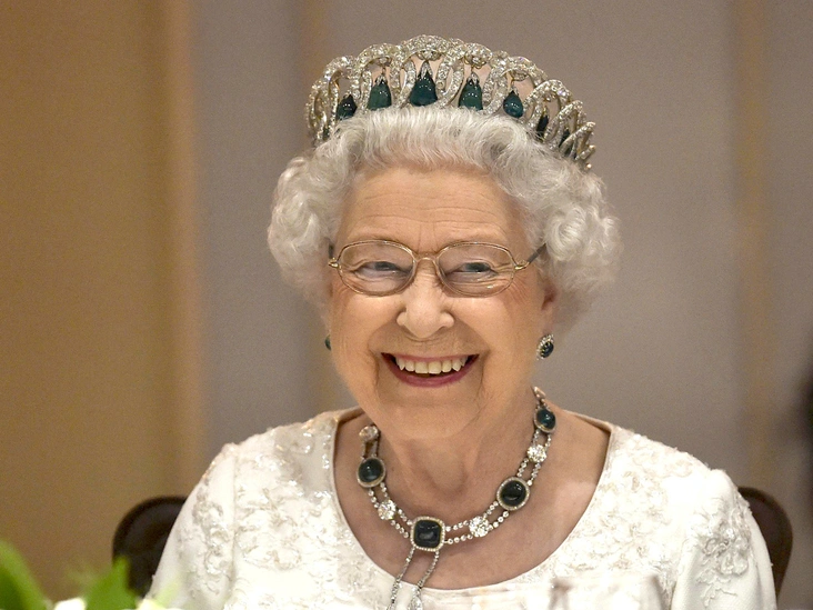 Елизавета II во время торжественного ужина на Мальте, 2015