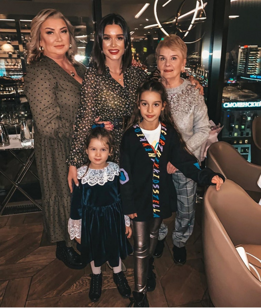 4 поколения: Ксения Бородина выложила фото с дочками, мамой и бабушкой