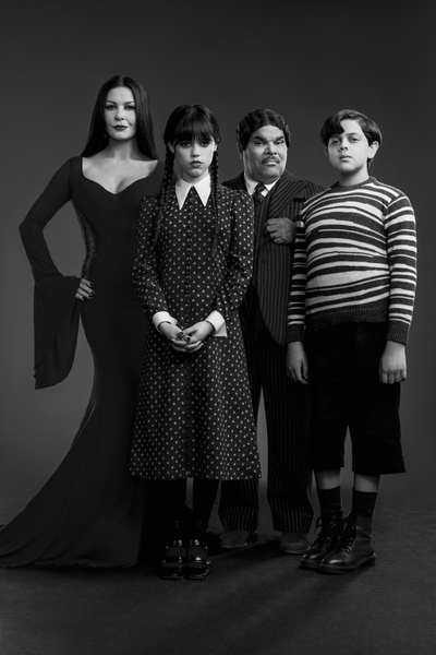 Фото дня: Netflix показал первое фото семейки Аддамс в сериале «Уэнсдэй» Тима Бёртона