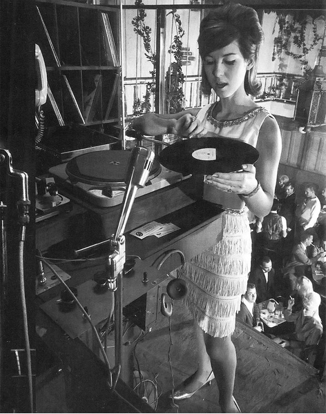 История одной фотографии: первая девушка-диджей ночного клуба, 1964 год