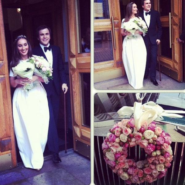Коллаж из свадебных фото разместила на своей страничке в соцсети сама Анастасия