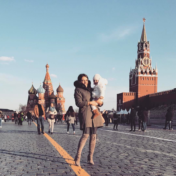 Вика Крутая показала ребенку Москву