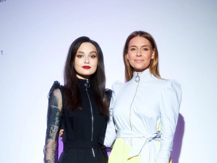 Топ с декольте и красные сетчатые колготки. Дочь Любови Толкалиной в образе эскортницы