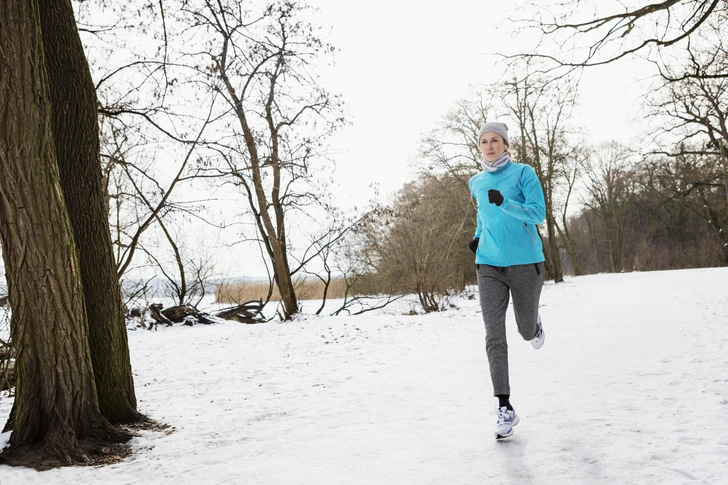 Можно ли бегать зимой: что нужно знать новичку, чтобы не заболеть 🏃‍♀️