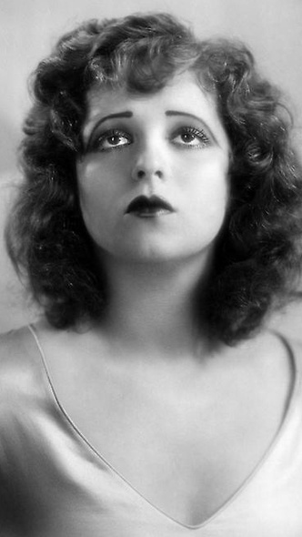 Фото №2 - От 1920-х до наших дней: как менялась мода на макияж губ за последние сто лет
