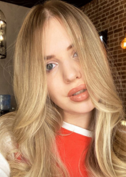 Саша Артемова стала копией мамы, перекрасившись в блондинку