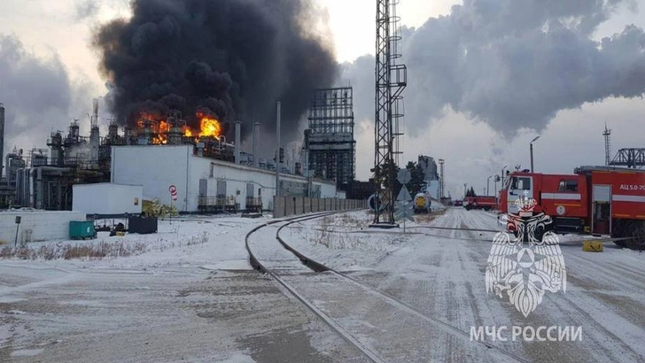 В Сибири взорвался НПЗ: главные новости 15 декабря одной строкой