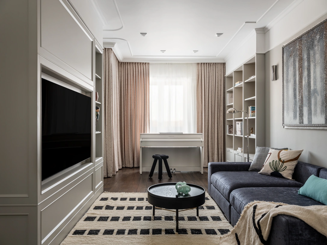 Гостиная. Диван Olta, Scanndy. Торшер, Visual Comfort. Ковер, Nomad Chic. Журнальный стол, Menu, GK concept. На журнальном столе — скульптура, Sklo, GK concept. Текстильное оформление окон, ателье Laroz. | Источник: Евгений Кулибаба