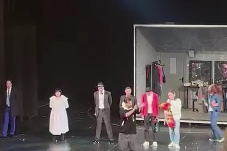 «Эти люди виноваты в моей смерти»: актер из Улан-Удэ порезал себе вены на сцене перед полным залом