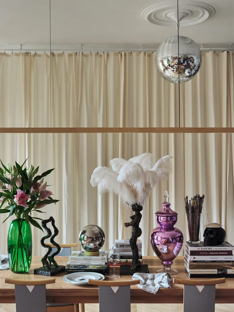 На обеденном столе — натюрморт из винтажных ваз и скульптур Сергея Бондарева. | Источник: Дмитрий Цыренщиков