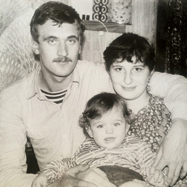 Родители артиста – Сергей Васильевич и Людмила Викторовна – полностью обеспечивают сына