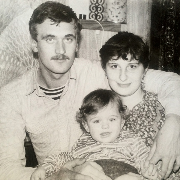 Родители артиста – Сергей Васильевич и Людмила Викторовна – полностью обеспечивают сына | Источник: Личный архив