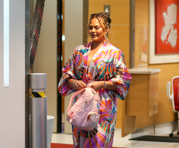 Фото №2 - В жару носите шелковое кимоно и брюки, как Крисси Тейген