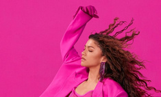 Розовая эйфория: Зендая снялась в новой рекламе Valentino