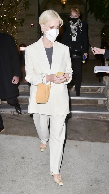 Сара Полсон удачно сочетает костюм в мужском стиле с женственной обувью | marieclaire.ru