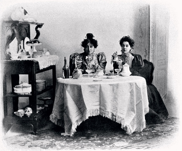 Старинная французская открытка «Женщины за столом» . 1895 год.