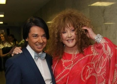 «Наша подруга Аллочка»: Валентин Юдашкин с женой прилетели в Тель-Авив навестить Пугачеву — фото