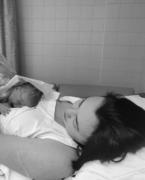 Кулик поделился фотографией жены с новорожденным ребенком