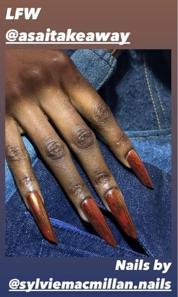 Длинные ногти с блестящим дизайном: повторяем самый стильный маникюр сНедели моды в Лондоне