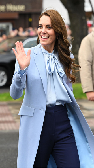 Кейт Миддлтон выглядит потрясающе в элегантной блузе и безупречном пальто