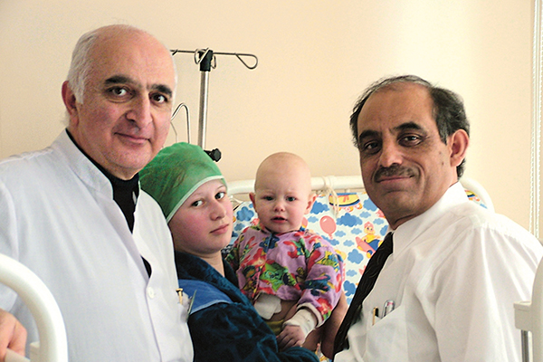 1992 год. Вместе с американским коллегой Захидом Амином они провели первую в мире операцию у маленького пациента
