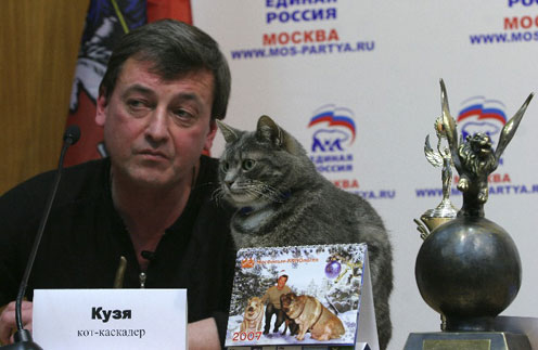 Идеолог фестиваля Виктор Зуйков и кот-каскадер