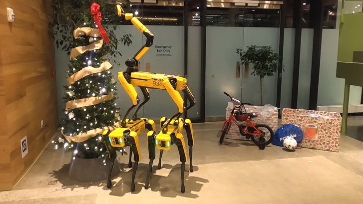 Новогодняя миссия выполнима: посмотрите, как роботы-собаки украсили елку